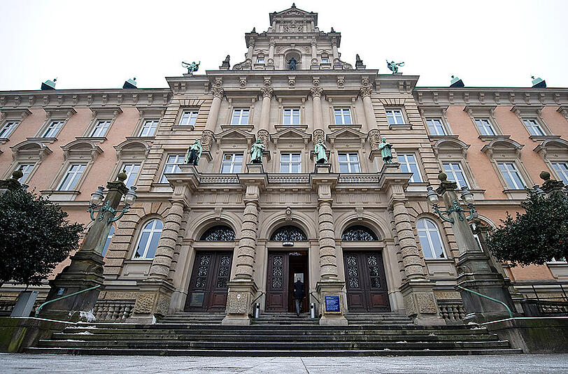 Vor dem Hamburger Landgericht muss sich ein 49-Jähriger verantworten, weil er seine Frau mit heißem Öl übergossen haben soll.