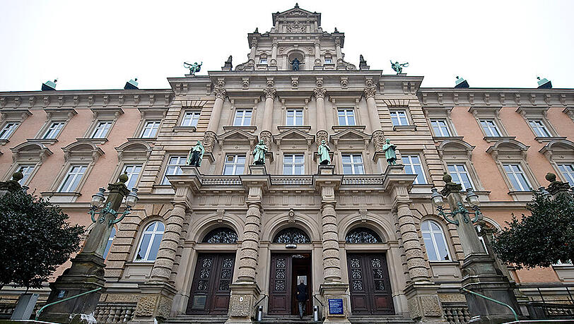 Vor dem Hamburger Landgericht muss sich ein 49-Jähriger verantworten, weil er seine Frau mit heißem Öl übergossen haben soll. Vor dem Hamburger Landgericht muss sich ein 49-Jähriger verantworten, weil er seine Frau mit heißem Öl übergossen haben soll.