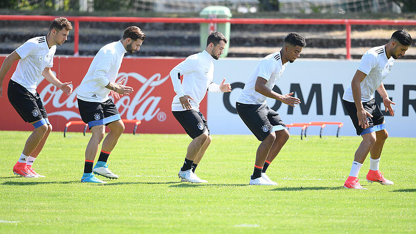 Letztes Training vor dem Abflug: Die Nationalspieler Leon Goretzka, Marvin Plattenhardt, Amin Younes, Benjamin Henrichs und Emre Can (von links) bei Dehnübungen.