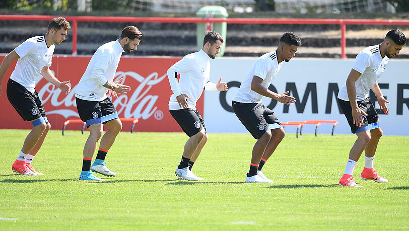 Letztes Training vor dem Abflug: Die Nationalspieler Leon Goretzka, Marvin Plattenhardt, Amin Younes, Benjamin Henrichs und Emre Can (von links) bei Dehnübungen. Letztes Training vor dem Abflug: Die Nationalspieler Leon Goretzka, Marvin Plattenhardt, Amin Younes, Benjamin Henrichs und Emre Can (von links) bei Dehnübungen.