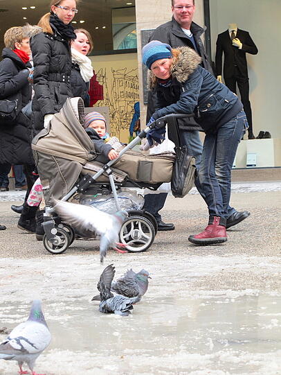 Auch die Allerkleinsten verfolgen das Spektakel gespannt.