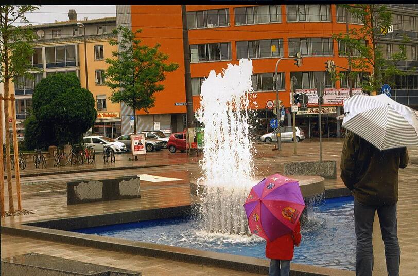Auch bei Regen schön: Der neue Brunnen in Moosach