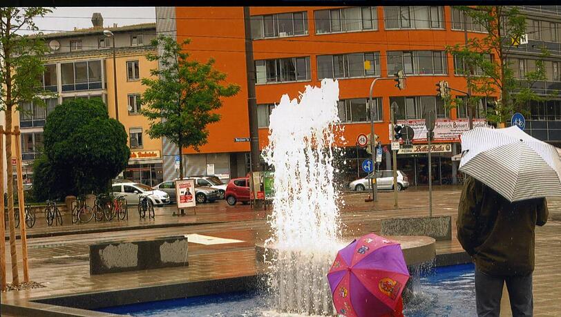 Auch bei Regen schön: Der neue Brunnen in Moosach Auch bei Regen schön: Der neue Brunnen in Moosach
