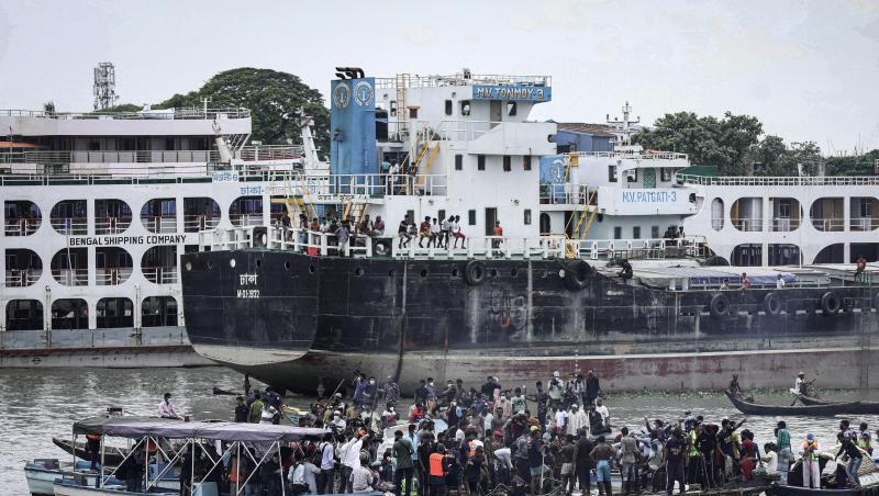 Suche nach Überlebenden im Fluss Buriganga. Suche nach Überlebenden im Fluss Buriganga.