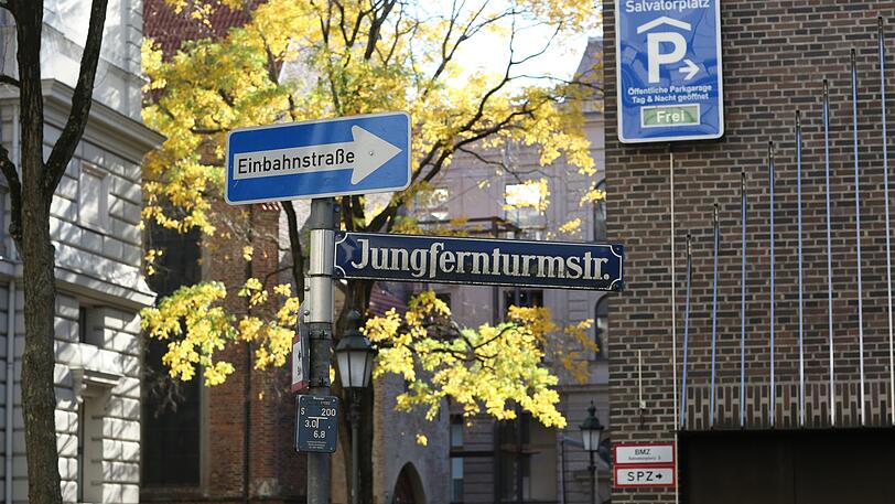 Die Jungfernturmstraße mit Parkhaus, Literaturhaus und Salvatorkirche.