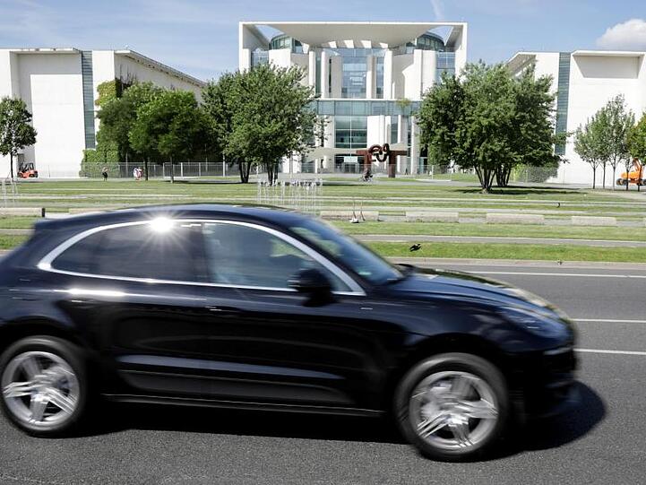 Ein Porsche Macan vor dem Bundeskanzleramt.