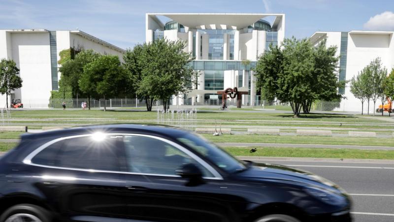 Ein Porsche Macan vor dem Bundeskanzleramt. Ein Porsche Macan vor dem Bundeskanzleramt.