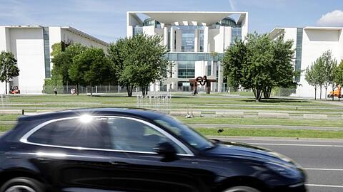 Ein Porsche Macan vor dem Bundeskanzleramt.