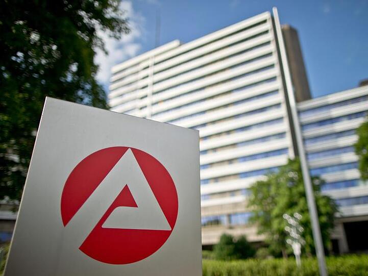 Blick auf das Logo der Bundesagentur für Arbeit vor der Zentrale. Foto: Daniel Karmann/Archivbild