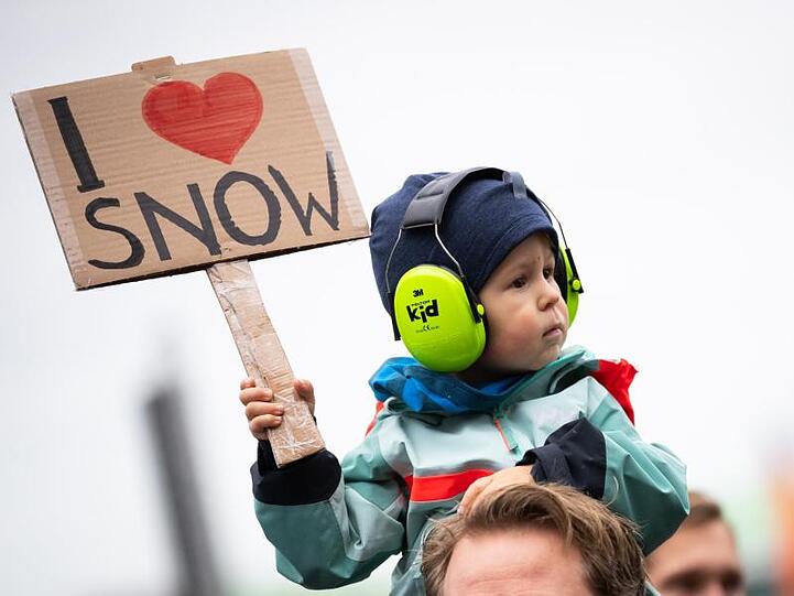 "Ich liebe Schnee". Ein kleiner Junge hält in Hamburg ein Protestplakat.