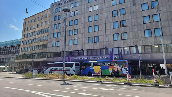 Der Mannschaftsbus der DFB-Elf vor dem Steigenberger Hotel in Stuttgart.