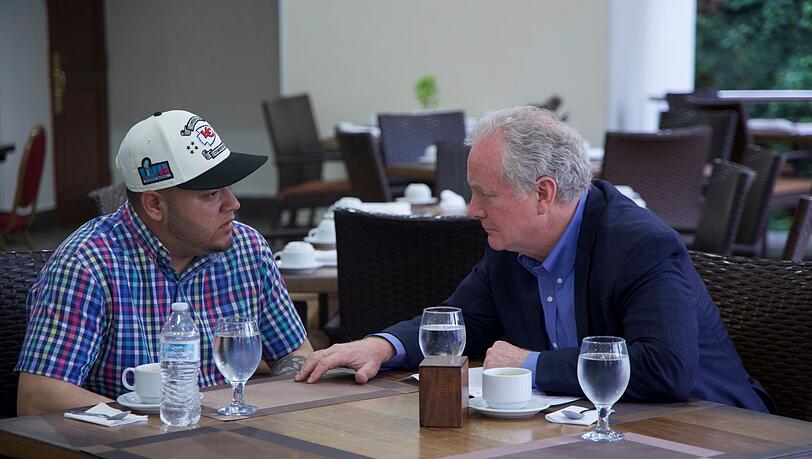 Senator Van Hollen spricht erstmals mit dem abgeschobenen Kilmar Ábrego García - später sollen "Margarita-Gläser" aufgetaucht sein.