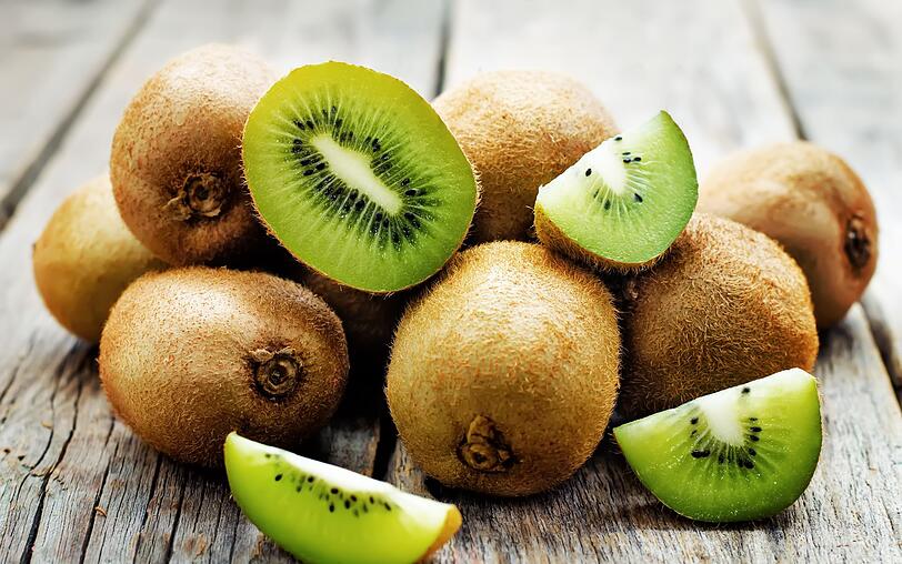 Sie tragen die Frucht als Spitznamen und sch&auml;len sie nicht: Neuseel&auml;nder verzehren Kiwis mit ihrer Schale - das ist gar nicht mal so abwegig. Tats&auml;chlich ist der "Pelzmantel" essbar und enth&auml;lt wertvolle Vitamine.