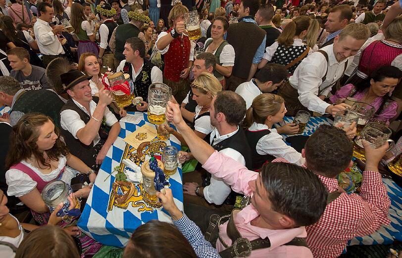 In den Zelten ging es feucht-fröhlich weiter.