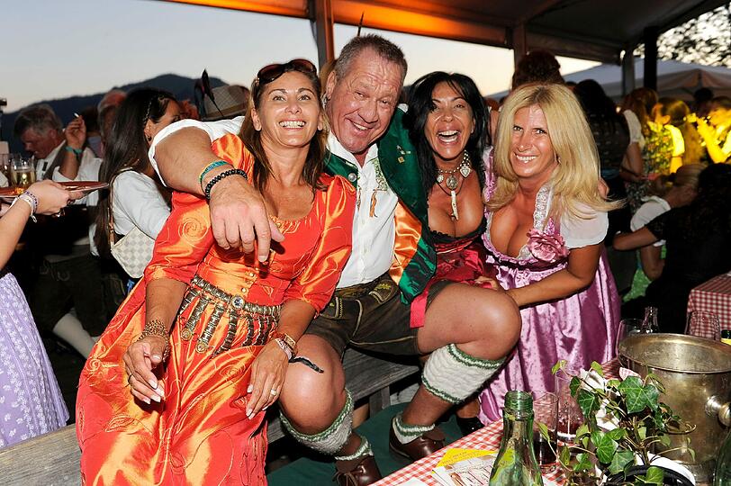 Hugo Bachmaier und  "seine" Dirndl Girls.