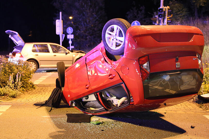 Aufgrund einer kaputten Ampel kam es in der Nähe von Mühldorf zu einem Zusammenstoß zwischen einem VW Golf und einem Seat.