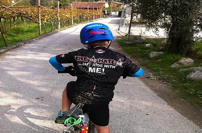 Beim Biken im Herbst erlebt man die bunte Natur.