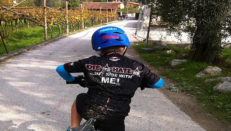 Beim Biken im Herbst erlebt man die bunte Natur. Beim Biken im Herbst erlebt man die bunte Natur.