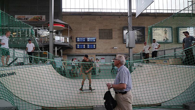 In der Schalterhalle des Münchner Bahnhofs dreht sich vom 21. Juni bis 4. Juli alles rund um das Thema Skateboarding.