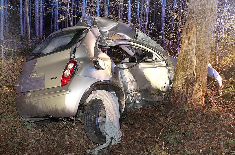 Am Montagabend verlor ein Fahranfänger im Landkreis Traunstein die Kontrolle über sein Auto und wurde gegen einen Baum geschleudert.