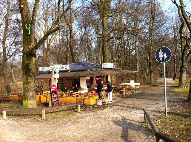 Vor dem Kiosk in der Sonne sitzen: Das macht Laune an der Wittelsbacherbrücke.