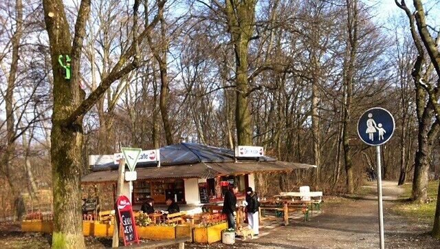 Vor dem Kiosk in der Sonne sitzen: Das macht Laune an der Wittelsbacherbrücke. Vor dem Kiosk in der Sonne sitzen: Das macht Laune an der Wittelsbacherbrücke.