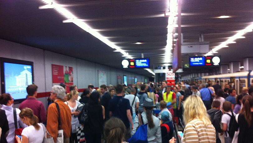 Auf dem Bahnsteig der Linie U2 am Donnerstag: Willkommen am Hauptbahnhof. Auf dem Bahnsteig der Linie U2 am Donnerstag: Willkommen am Hauptbahnhof.