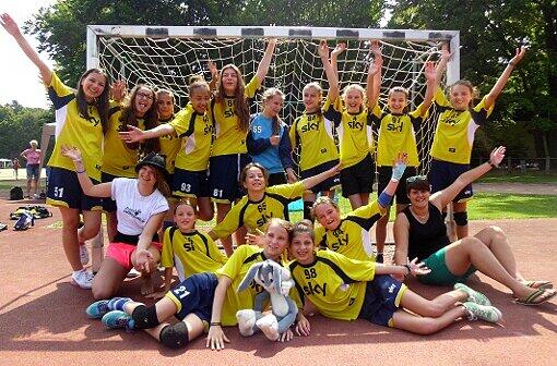 Ja, Handball macht Spaß: Ein Mannschaftsfoto der weiblichen C-Jugend des MTSV Schwabing beim Sommerturnier in Forstenried 2013.