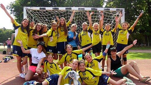Ja, Handball macht Spaß: Ein Mannschaftsfoto der weiblichen C-Jugend des MTSV Schwabing beim Sommerturnier in Forstenried 2013. Ja, Handball macht Spaß: Ein Mannschaftsfoto der weiblichen C-Jugend des MTSV Schwabing beim Sommerturnier in Forstenried 2013.