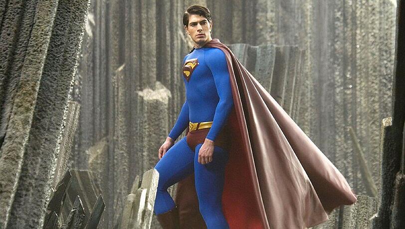 Superman (Brandon Routh) erforscht die Überreste seines zerstörten Heimatplaneten Krypton. Als er erkennen muss, dass er in der Tat der einzige Überlebende der Bevölkerung Kryptons ist, kehrt er zur Erde zurück. Superman (Brandon Routh) erforscht die Überreste seines zerstörten Heimatplaneten Krypton. Als er erkennen muss, dass er in der Tat der einzige Überlebende der Bevölkerung Kryptons ist, kehrt er zur Erde zurück.