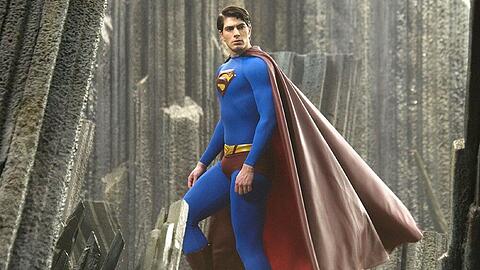 Superman (Brandon Routh) erforscht die Überreste seines zerstörten Heimatplaneten Krypton. Als er erkennen muss, dass er in der Tat der einzige Überlebende der Bevölkerung Kryptons ist, kehrt er zur Erde zurück.