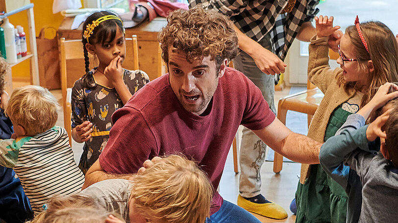 "Das Leben ist kein Kindergarten", am Freitag (25.09.20) um 20:15 Uhr im Ersten: Kindergärtner Freddy (Oliver Wnuk) und seine Kollegin Lara (Franziska Wulf) haben viel Spaß mit den Kindern.