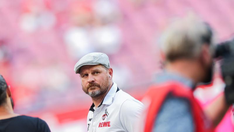 Kölns Trainer Steffen Baumgart steht vor einem Spiel im Stadion.