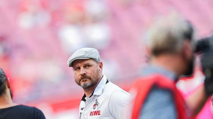 Kölns Trainer Steffen Baumgart steht vor einem Spiel im Stadion.