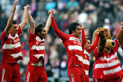 La Ola vor der Fan-Kurve: Die Bayern-Stars Lucio, Hamit Altintop, Luca Toni und Philipp Lahm (v.l.).