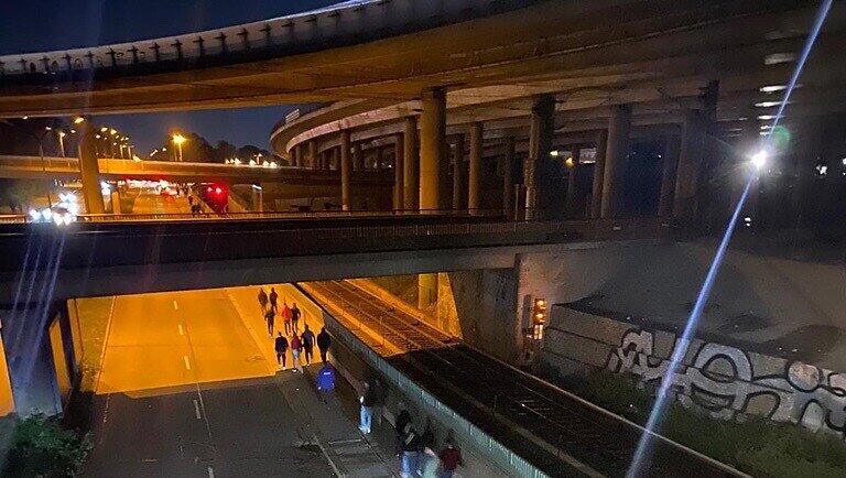 Mehrere Hundert Personen verließen die U-Bahn 6 nach dem Fußball-Spiel auf eigene Faust.