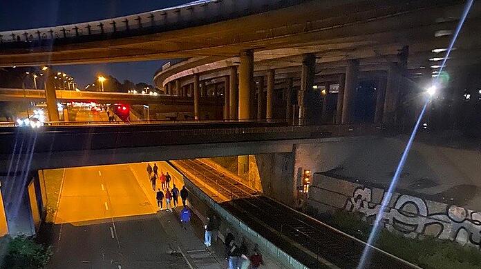 Mehrere Hundert Personen verließen die U-Bahn 6 nach dem Fußball-Spiel auf eigene Faust.