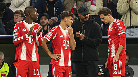 Bayern-Trainer Vincent Kompany (2.v.r.) mit seinen Ergänzungsspielern Nicolas Jackson, Tom Bischof und Leon Goretzka (v.l.), deren Perspektiven durchaus unterschiedlich sind. Bayern-Trainer Vincent Kompany (2.v.r.) mit seinen Ergänzungsspielern Nicolas Jackson, Tom Bischof und Leon Goretzka (v.l.), deren Perspektiven durchaus unterschiedlich sind.
