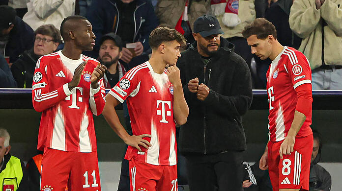 Bayern-Trainer Vincent Kompany (2.v.r.) mit seinen Erg&auml;nzungsspielern Nicolas Jackson, Tom Bischof und Leon Goretzka (v.l.), deren Perspektiven durchaus unterschiedlich sind.