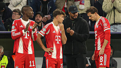 Bayern-Trainer Vincent Kompany (2.v.r.) mit seinen Erg&auml;nzungsspielern Nicolas Jackson, Tom Bischof und Leon Goretzka (v.l.), deren Perspektiven durchaus unterschiedlich sind.