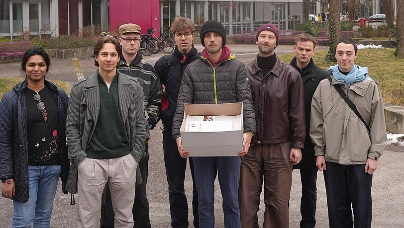 Die Bewohner der Studentenstadt &uuml;bergeben dem Studierendenwerk eine wei&szlig;e Box mit 2000 Fotos von Sch&auml;den im Wohnheim.