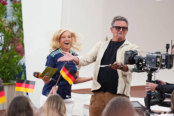 Am 14. Juni stand beim "ZDF-Fernsehgarten" alles unter dem Motto Fußball und WM. Moderatorin Andrea Kiewel und Hans Sigl hatten sichtlich Spaß. Am 14. Juni stand beim "ZDF-Fernsehgarten" alles unter dem Motto Fußball und WM. Moderatorin Andrea Kiewel und Hans Sigl hatten sichtlich Spaß.