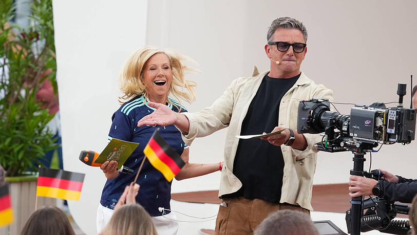 Am 14. Juni stand beim "ZDF-Fernsehgarten" alles unter dem Motto Fußball und WM. Moderatorin Andrea Kiewel und Hans Sigl hatten sichtlich Spaß. Am 14. Juni stand beim "ZDF-Fernsehgarten" alles unter dem Motto Fußball und WM. Moderatorin Andrea Kiewel und Hans Sigl hatten sichtlich Spaß.