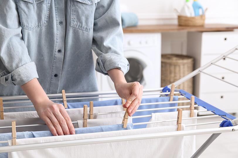Auch W&auml;schetrockner schaden den Fasern und verbrauchen zudem eine Menge Energie. W&auml;sche sollte deshalb, wenn m&ouml;glich, an der Luft getrocknet werden. Falls daf&uuml;r ein passender Balkon, Garten oder gen&uuml;gend Platz in der Wohnung fehlt, helfen auch spezielle Trocknerb&auml;lle aus Schafwolle, die W&auml;sche schneller und sanft im W&auml;schetrockner zu trocknen.
