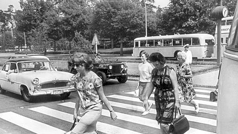 Fu&szlig;g&auml;nger &uuml;berqueren in der Berliner Innenstadt im Juni 1964 einen Zebrastreifen. (Archivfoto)