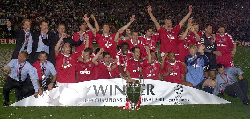 Am 23. Mai 2001 gewann der FC Bayern die Champions League im Mailänder San Siro Stadion und löste damit Freudenstürme in ganz München aus. Sehen Sie hier die besten Bilder des Finales, des anschließenden Festbanketts und der feiernden Fans, die dem FC Bayern eine triumphale Rückkehr nach München bescherten.