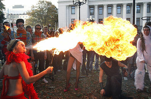 Geneu wie diese nackte Feuerspuckerin