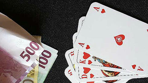 Insgesamt 15 Personen nahmen an der Pokerrunde in einer Wohnung in der Rosenheimer Straße teil. (Symbolbild)