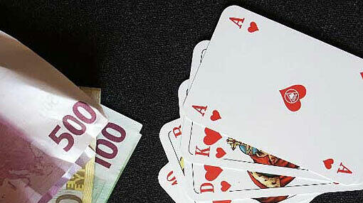 Insgesamt 15 Personen nahmen an der Pokerrunde in einer Wohnung in der Rosenheimer Straße teil. (Symbolbild)