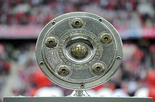 Da steht das Ding: Die Meisterschale am Spielfeldrand in der Allianz Arena.